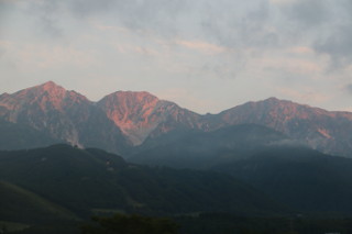 朝日に染まる白馬三山